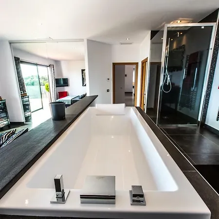 D'architecte Avec Piscine Et Acces Mer *