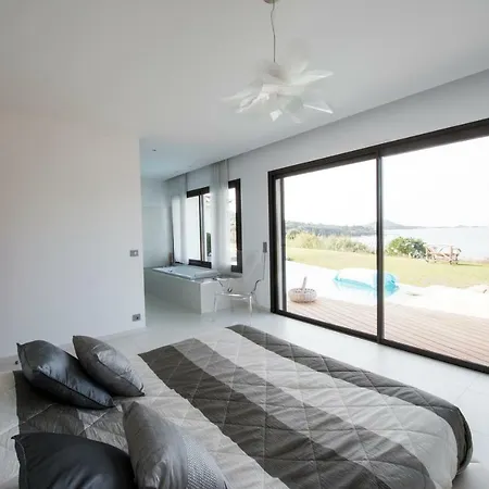 D'architecte Avec Piscine Et Acces Mer Villa