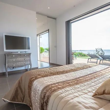 D'architecte Avec Piscine Et Acces Mer Villa